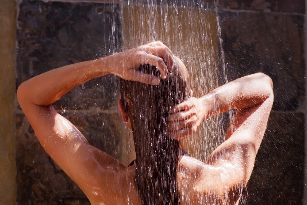 Dit moment om te douchen is het best voor je huid