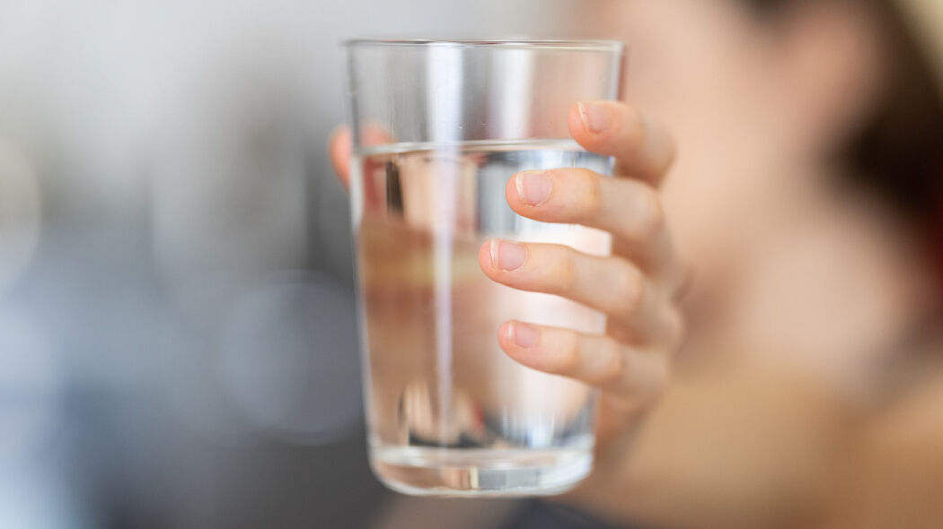 Kun je een ‘oud’ glas water nog drinken?