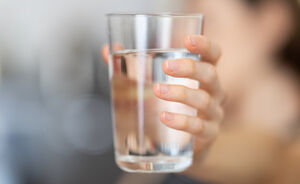Kun je een ‘oud’ glas water nog drinken?