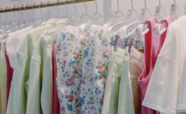 Wat is fast fashion en wat kun je ertegen doen?