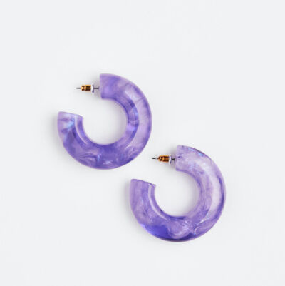 leuke kleurrijke paarse oorbellen met marmer look