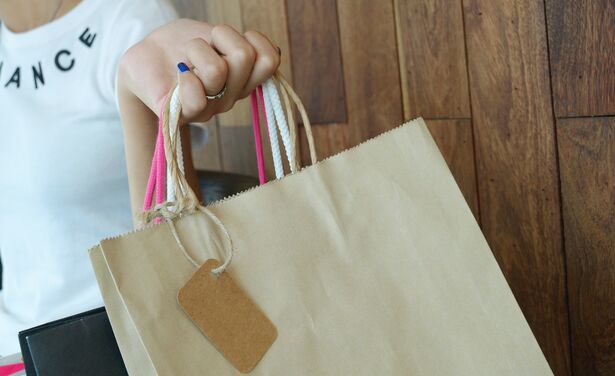 Is een plastic, papieren of katoenen tasje de beste optie tijdens het shoppen?