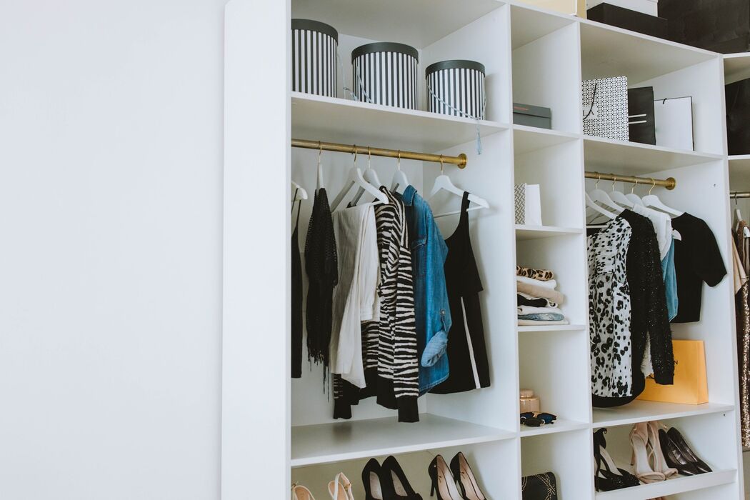 4x tips om meer ruimte te maken in je kledingkast