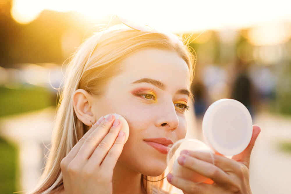 Is make-up opdoen in de zomermaanden verstandig?