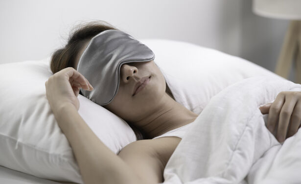 Dit zijn de voordelen van slapen met een oogmasker