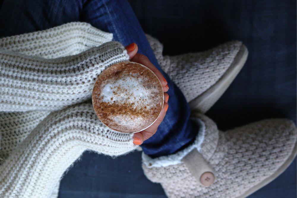 De 'Cinnamon Cider Twist' manicure van Camila Cabello is perfect voor de feestdagen