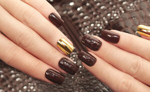 Chocolate nails krijgen een glow-up: bruine chrome is in