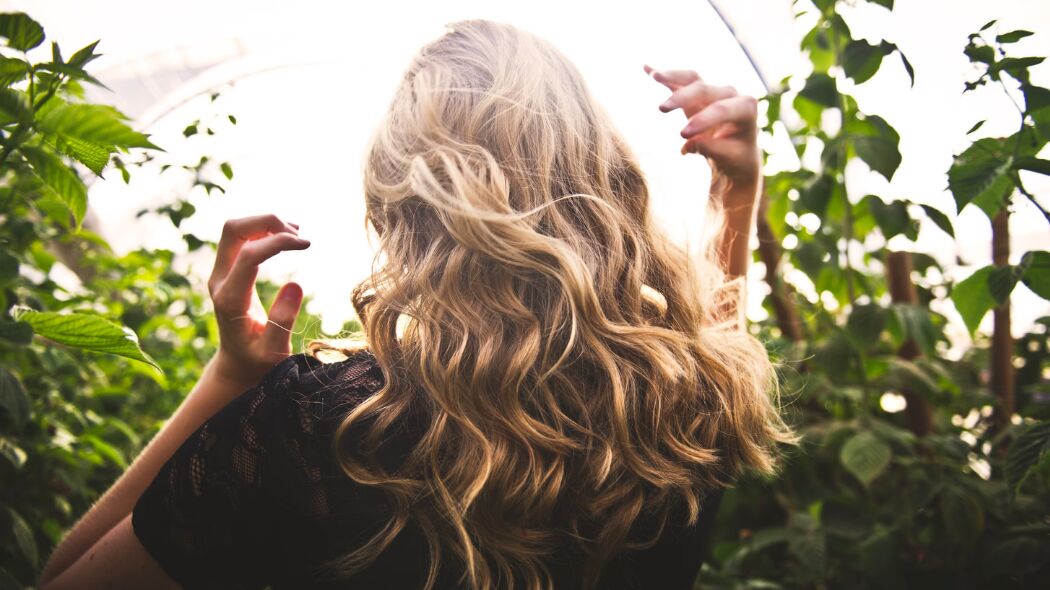 Golvend en krullend haar zonder hitte: 5 tips en tricks