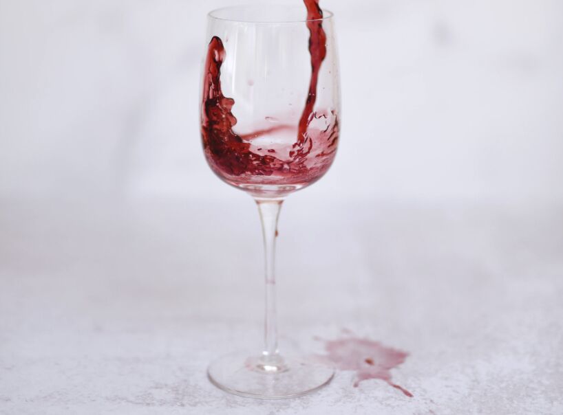 Zo verwijder je rode wijnvlekken uit je kleding, bank en tafelkleed