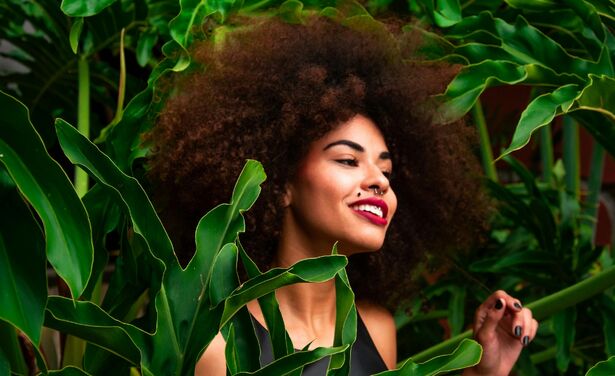 Dit zijn 5 beschermende haar stijlen voor krullend haar