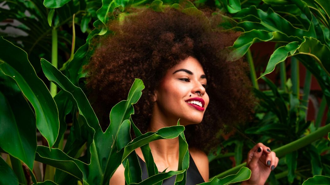 Dit zijn 5 beschermende haar stijlen voor krullend haar