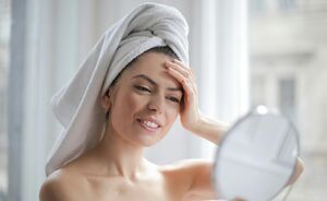 Waarom je huid ineens anders reageert op skincare
