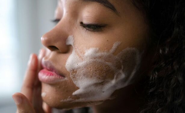 Oh nee, acne! Zo kom je er op je er lekker lui vanaf