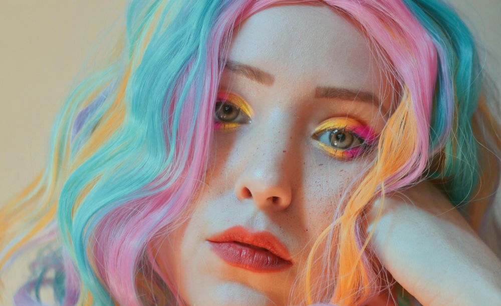 Is Dopamine Beauty de volgende trend? Felle kleuren en opvallende make-up
