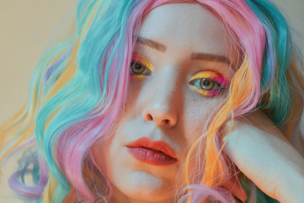 Is Dopamine Beauty de volgende trend? Felle kleuren en opvallende make-up