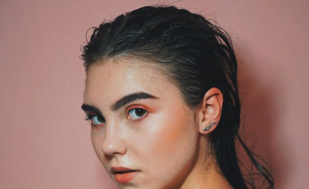 Tone on tone: deze make-up look met dezelfde over je hele gezicht is super chic