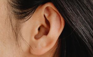 Last van stinkende oorbellen? Dit is de oorzaak en wat je ertegen kan doen