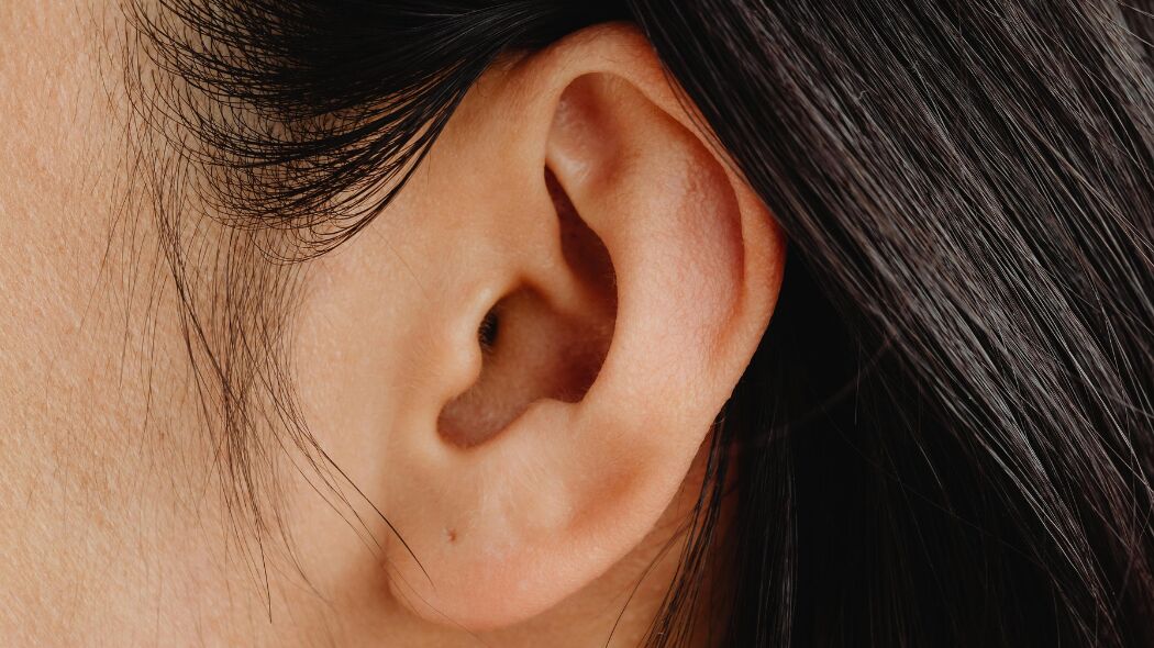 Last van stinkende oorbellen? Dit is de oorzaak en wat je ertegen kan doen