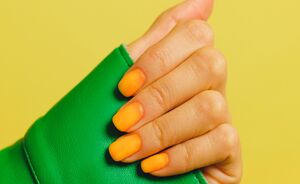 De opvallende nieuwe nageltrend: met vurige oranje tinten gaan we het nieuwe jaar in