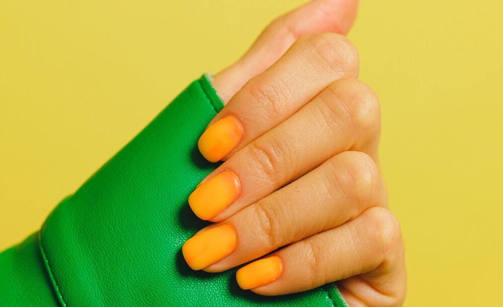 De opvallende nieuwe nageltrend: met vurige oranje tinten gaan we het nieuwe jaar in
