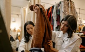 Retro revival: 80s & 90s mode die trendy blijft in 2026