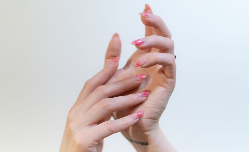 Zo blijven je nepnagels tot wel vier weken goed vastzitten