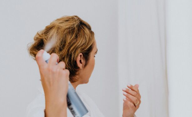 Dit doet droogshampoo écht met je haar