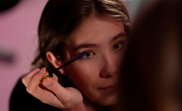 Zwart is niet de enige optie: gekleurde mascara neemt het over