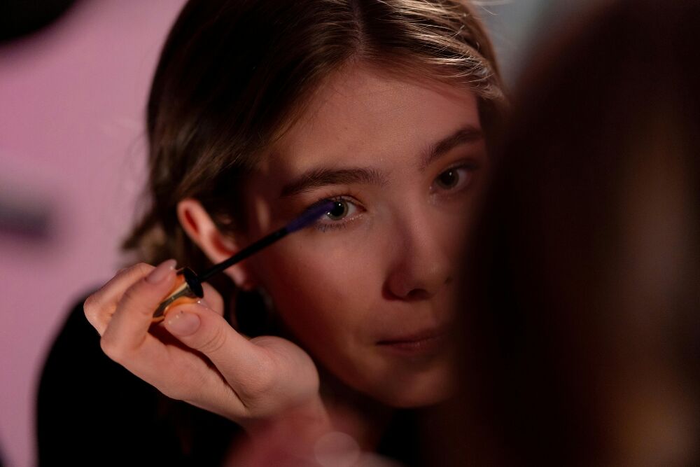 Zwart is niet de enige optie: gekleurde mascara neemt het over