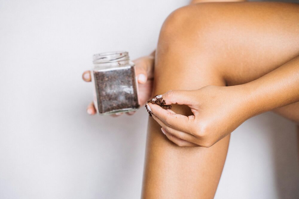 DIY coffee scrub: werkt het echt of sloopt het je huid?