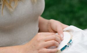 Hushed hobbies: waarom we op vakantie willen borduren, lezen en wandelen