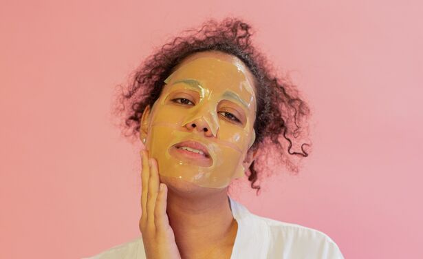 Zwarte honing skincare: dit doet het voor je huid