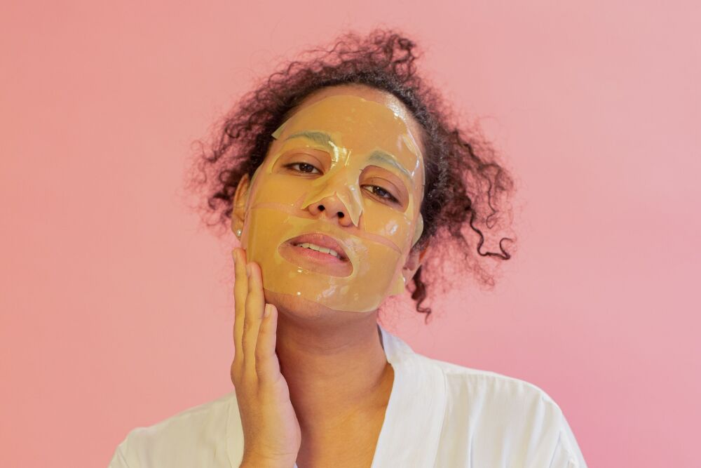 Zwarte honing skincare: dit doet het voor je huid