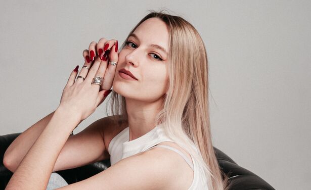 Vampy red nails: donkerrode manicure uit de jaren 90
