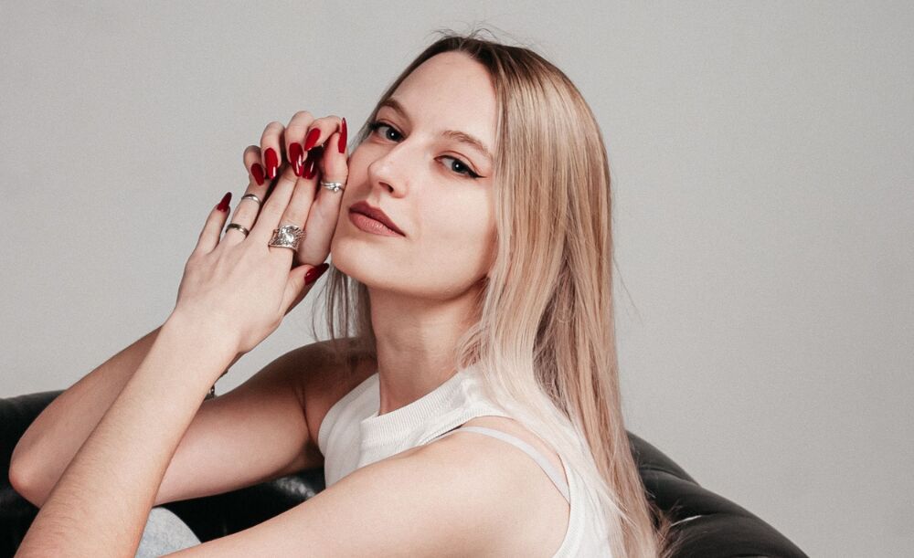 Vampy red nails: donkerrode manicure uit de jaren 90