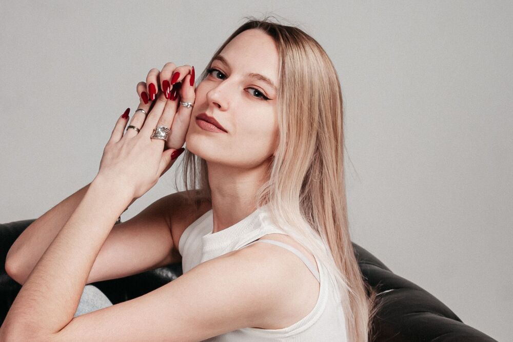 Vampy red nails: donkerrode manicure uit de jaren 90