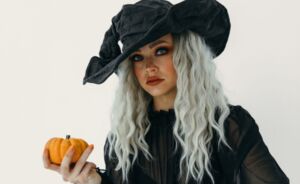 Witchy, maar niet verkleed: zo draag je gothic vibes deze herfst