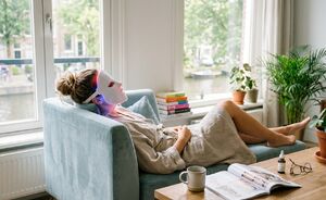 Het verschil tussen een LED masker thuis en een behandeling in de salon
