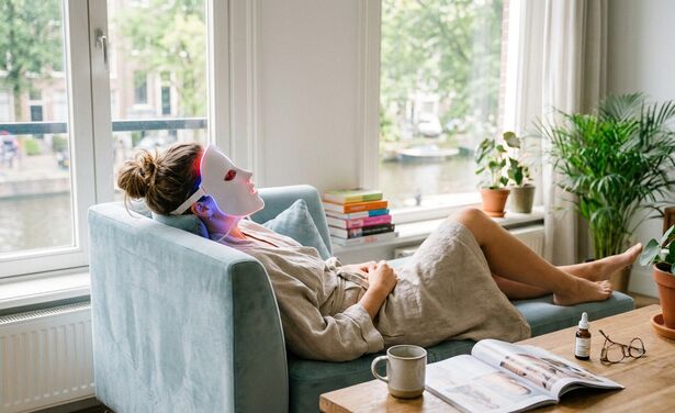 Het verschil tussen een LED masker thuis en een behandeling in de salon