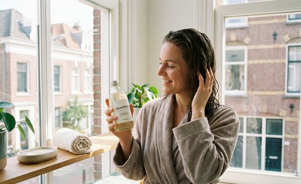 Deze overstap-tips helpen als je wisselt naar een parabeenvrije shampoo
