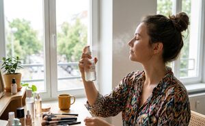 Wanneer gebruik je setting spray: voor of na je make-up?